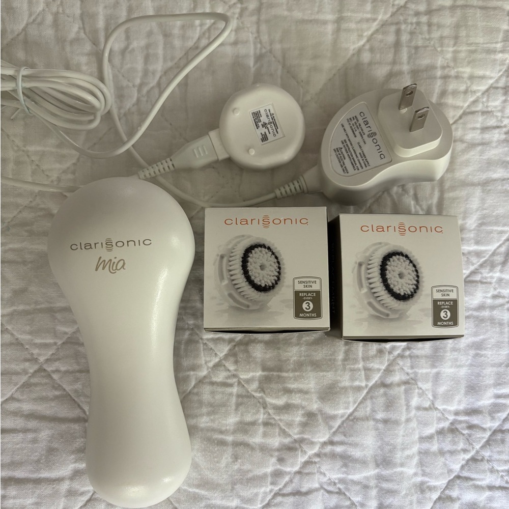Clarisonic MIA Brush Charger And Two Sensitive Heads